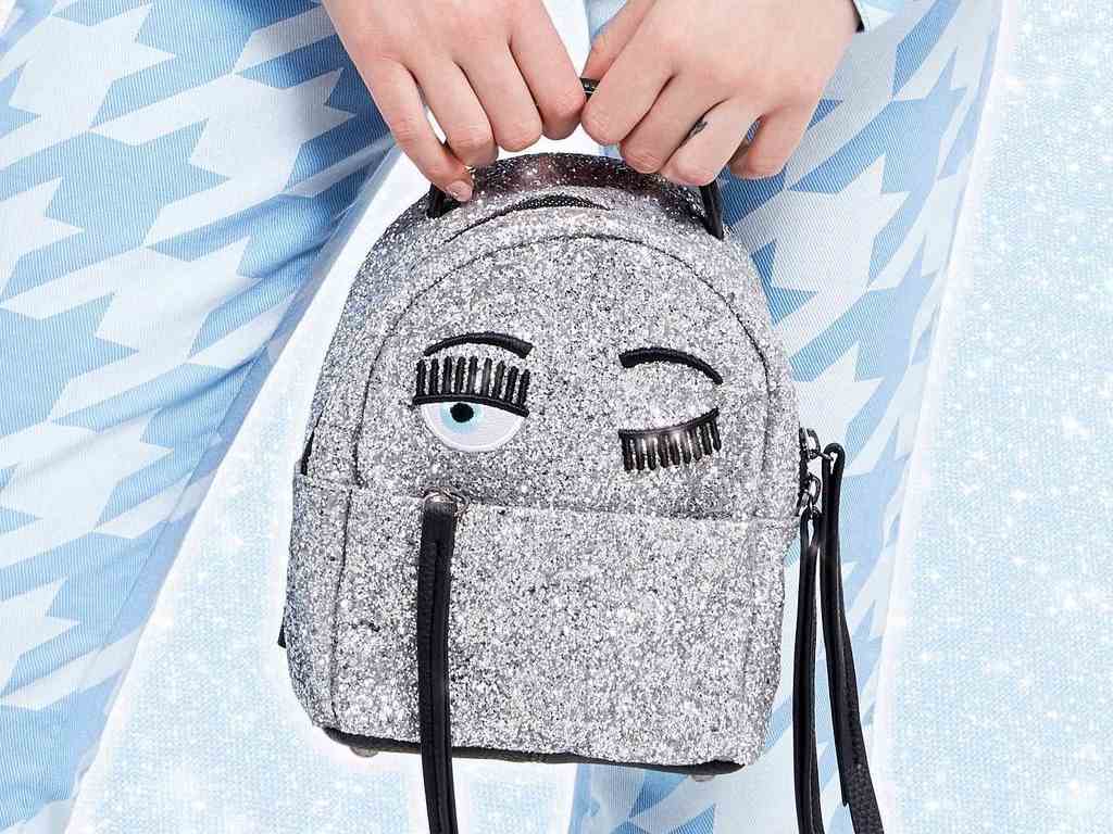 Mochila Chiara Ferragni com o símbolo que virou sua marca registrada. Clique na imagem e confira mais peças de sua marca! (Foto: Reprodução/Instagram @chiaraferragnibrand).