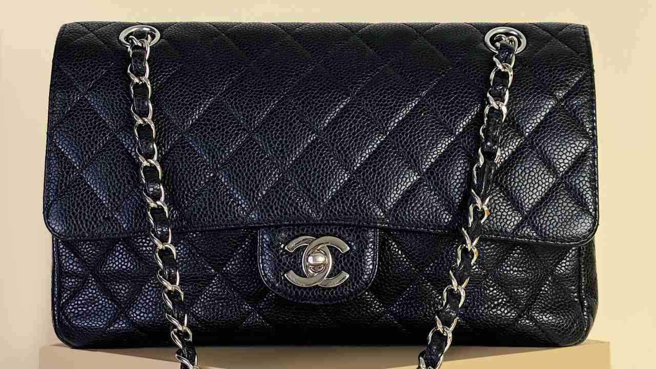 Bolsa Chanel Double Flap. Clique na imagem e confira peças similares!