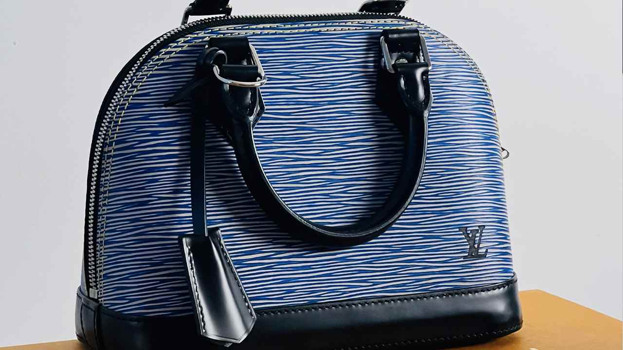 Bolsa Alma Louis Vuitton. Clique na imagem e confira peças similares!