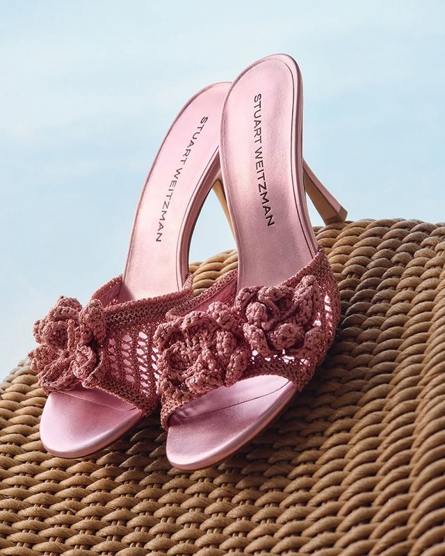 Mule Stuart Weitzman. Clique na imagem e confira mais modelos da marca! (Foto: Reprodução/Instagram @stuartweitzman)