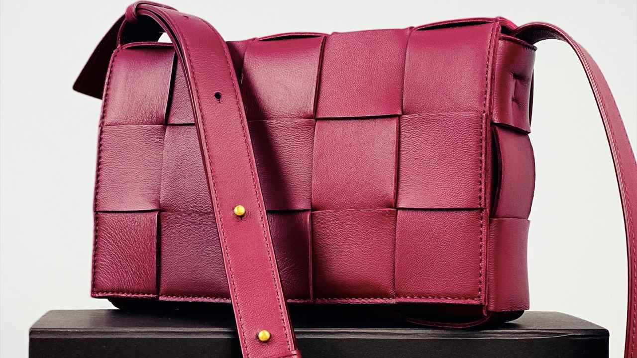 Uma das maiores vantagens de presentear com peças de brechós de luxo é a ampla variedade de escolha. Clique na imagem e confira centenas de opções para presentear!