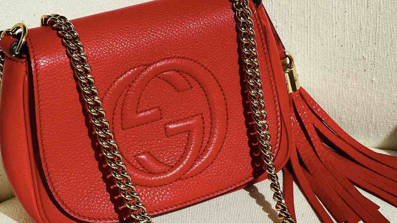 Todos os produtos Gucci são confeccionados artesanalmente, ou seja, feitos à mão. Clique na imagem e confira produtos incríveis da marca!