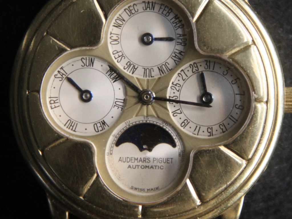Caso seu relógio faça barulho de tique-taque, ele é falso. Relógios suiços, como os de Audemars Piguet, fazem barulhos quase inaudíveis.