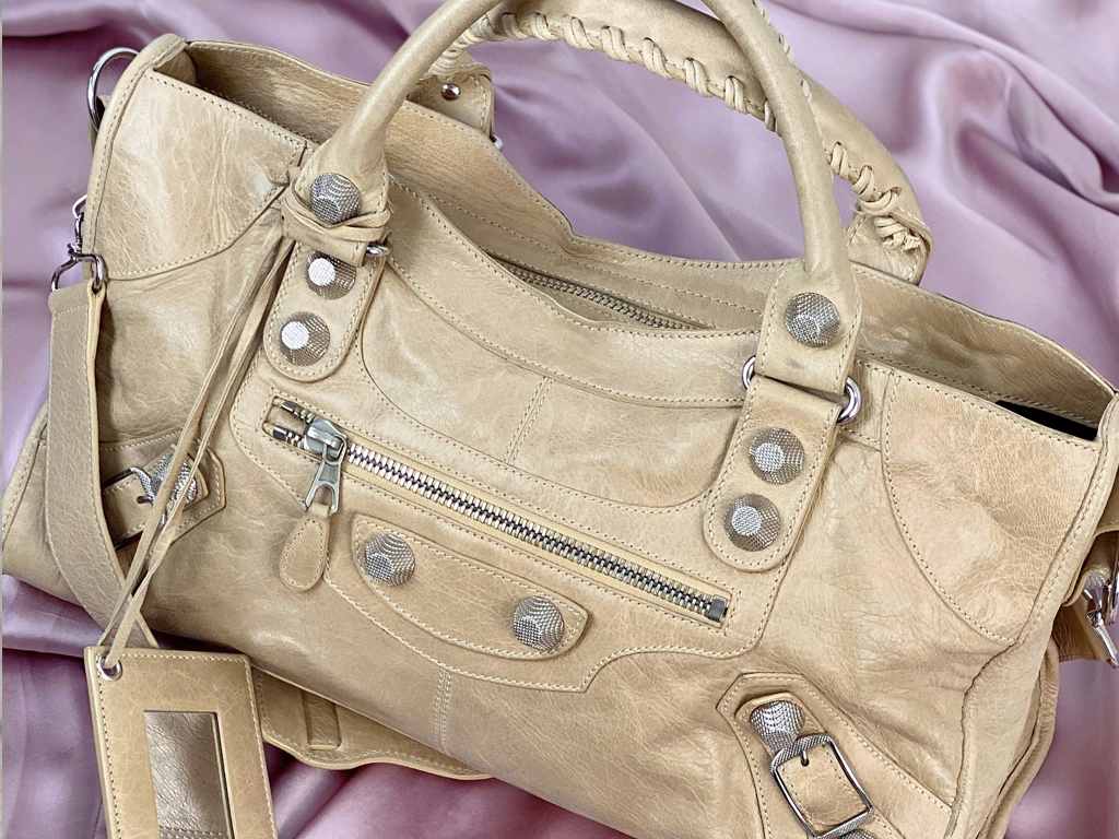 Bolsa City Balenciaga. Clique na imagem e confira mais peças da marca!