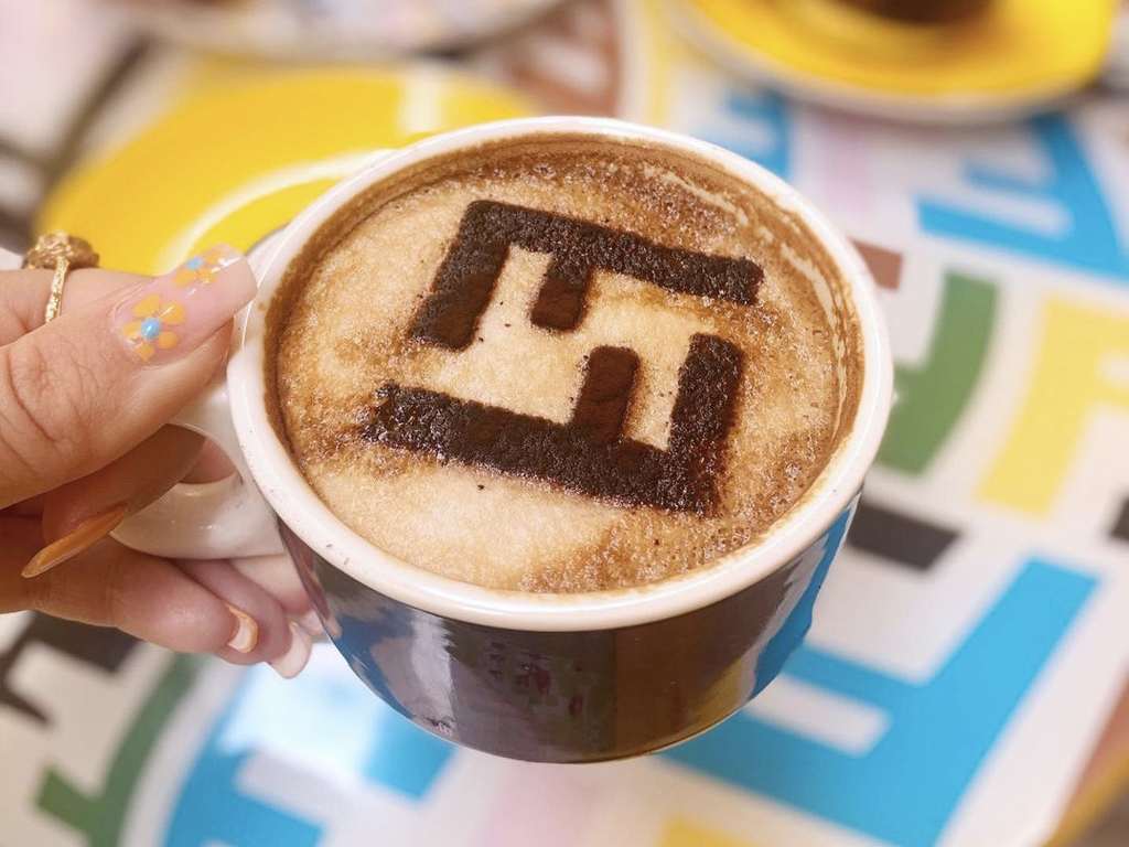 Capuccino exclusivo do Fendi Caffè. (Foto: Reprodução/Instagram @ellatitus.)