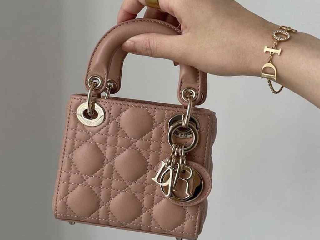 Versão micro da Lady Dior. Clique na imagem e confira peças similares! (Foto: Reprodução/Instagram @cherie.ellehk).