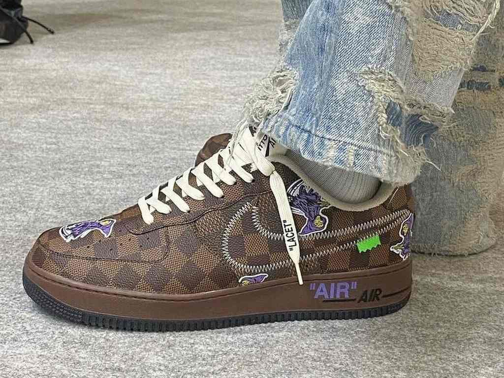 Ai Force 1 Damier da parceria Nike x Louis Vuitton. Clique na imagem e confira mais sneakers! (Foto: Reprodução/Instagram @complex).