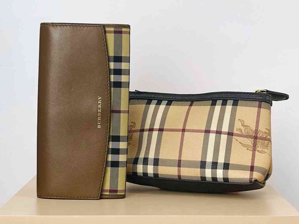 Acessórios Burberry. Clique na imagem e confira peças similares!
