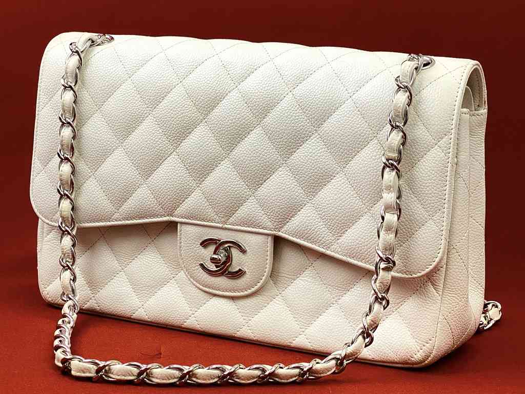 Bolsa Flap Chanel. Clique na imagem e confira peças similares!