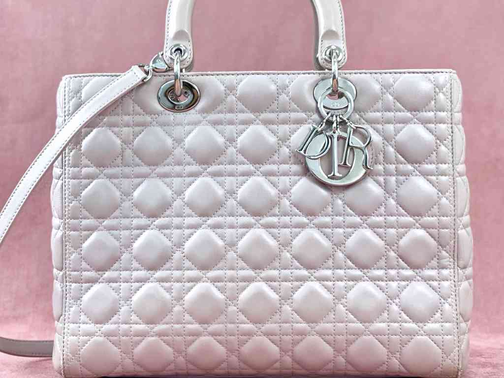 Bolsa Lady Dior. Clique na imagem e confira peças similares!
