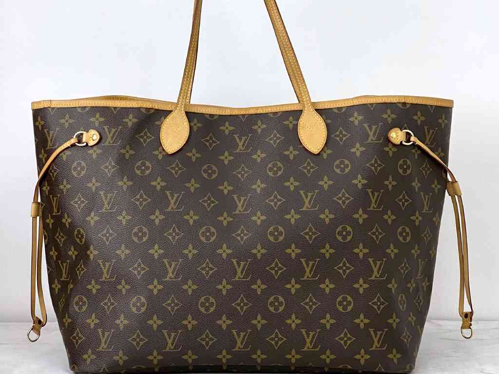 Bola Louis Vuitton Neverfull. Clique na imagem e confira peças similares!