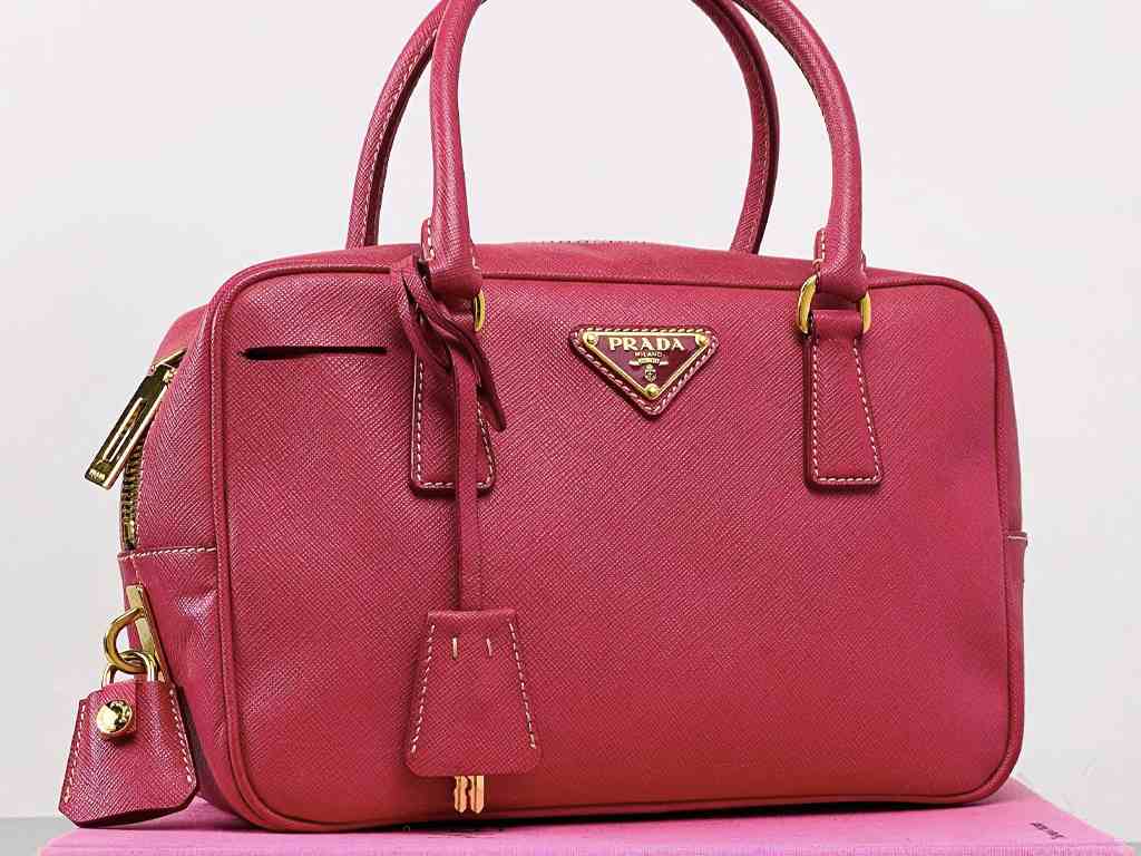 Bolsa Prada. Clique na imagem e confira peças similares! 