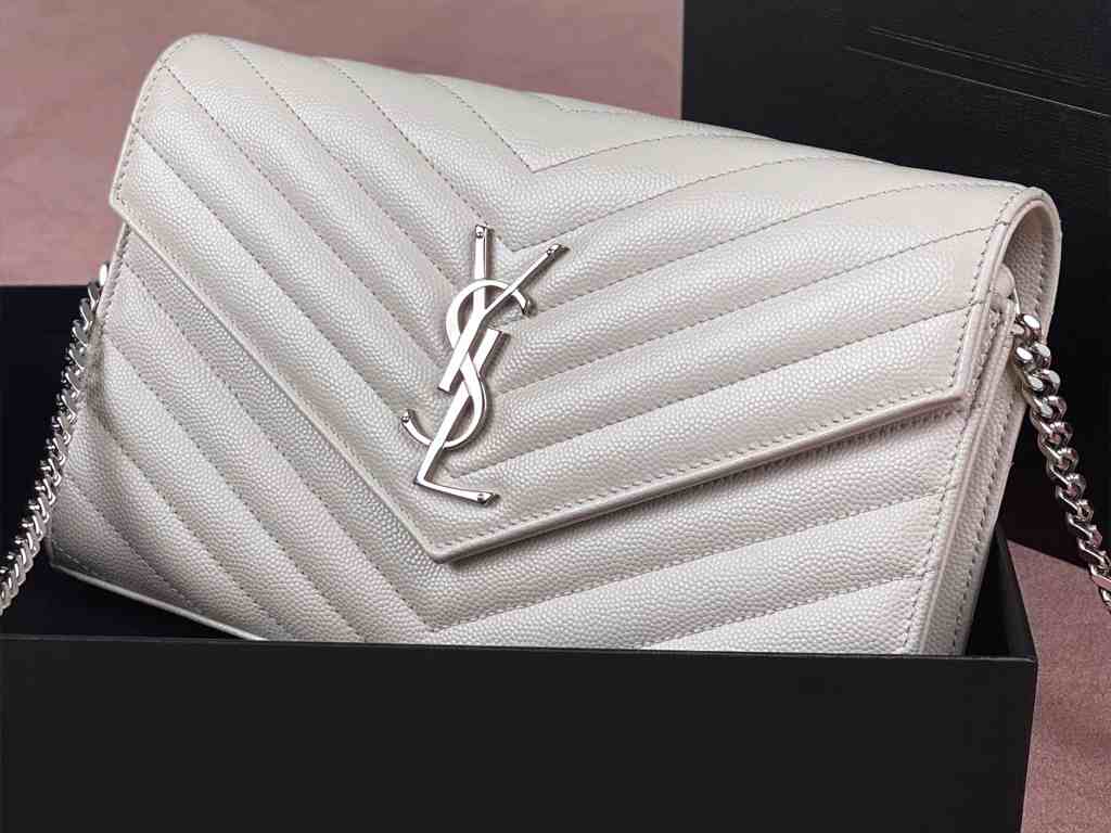 Bolsa Saint Laurent. Clique na imagem e confira peças similares! 
