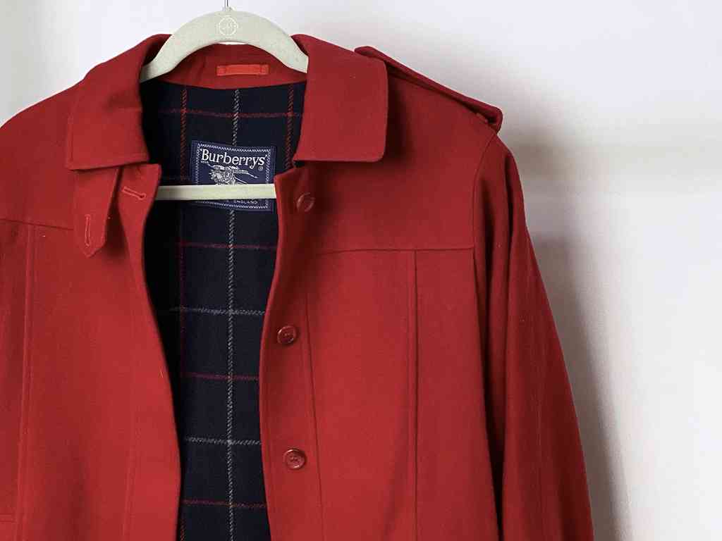 Casaco Burberry. Clique na imagem e confira peças similares!