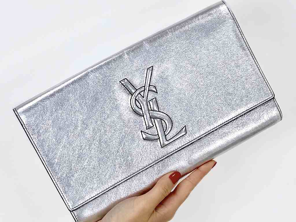 Clutch Saint Laurent. Clique na imagem e confira peças similares! 