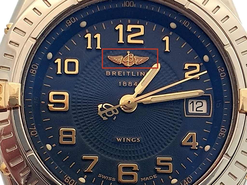 Verifique pequenos detalhes do logo como o pequeno espaço entre as asas e a âncora. Clique na imagem e confira mais modelos!