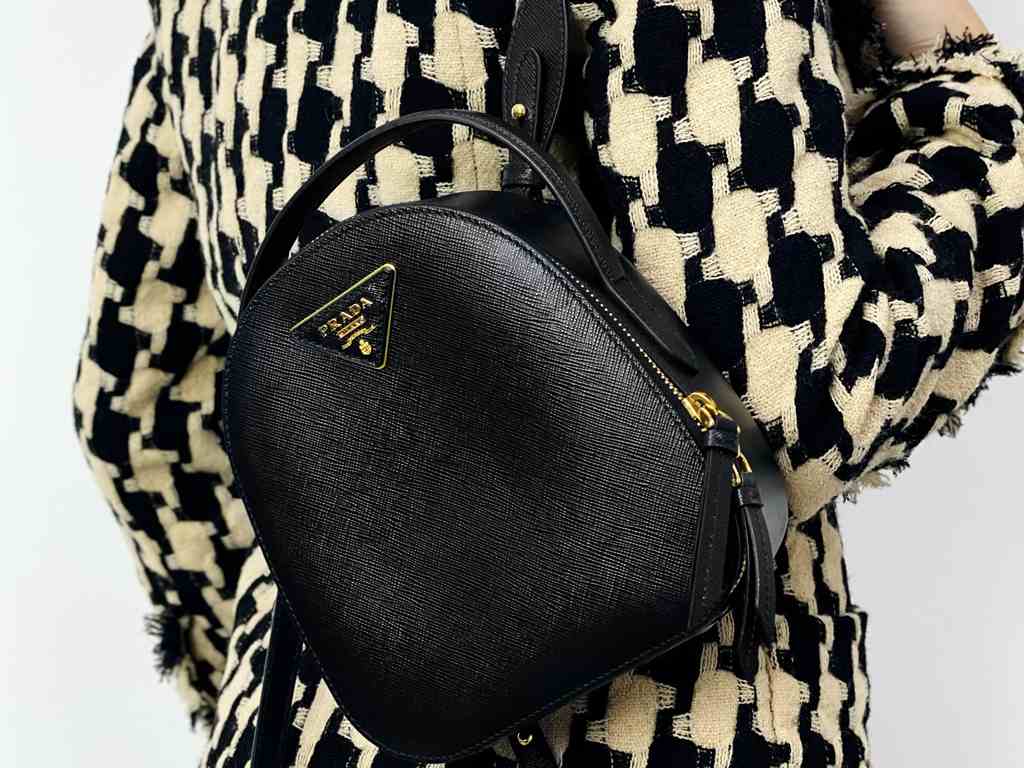 Mochila Prada. Clique na imagem e confira peças similares! 