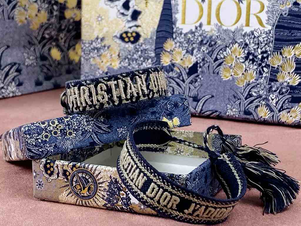 Pulseiras Christian Dior. Clique na imagem e confira peças similares!