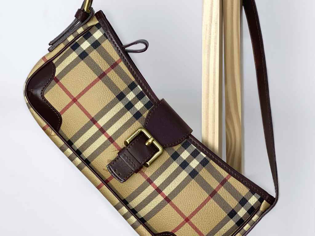 Bolsa Burberry Baeguete. Clique na imagem e confira peças similares!