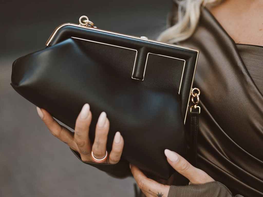 Bolsa Fendi First. Clique na imagem e confira mais modelos Fendi! (Foto: Reprodução/Instagram @veronicaferraro).