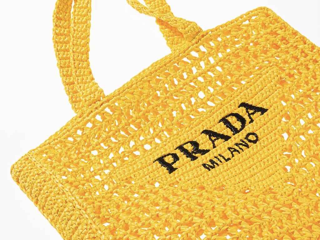 Bolsa com trama Prada. Clique na imagem e confira peças similares! (Foto: Reprodução/Instagram @prada).