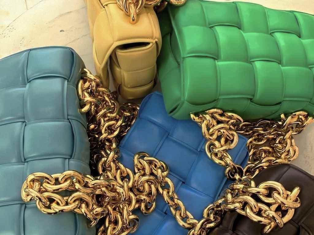 Bolsa Cassette Bottega Veneta. Clique na imagem e confira peças similares! (Foto: Reprodução/Instagram @newbottega).