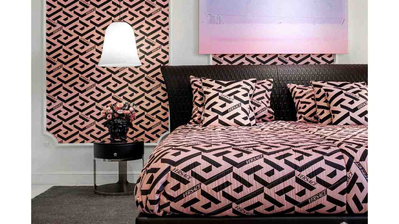Linha Versace Home. Clique na imagem e confira mais peças Home! (Foto: Reprodução/Instagram @versace).