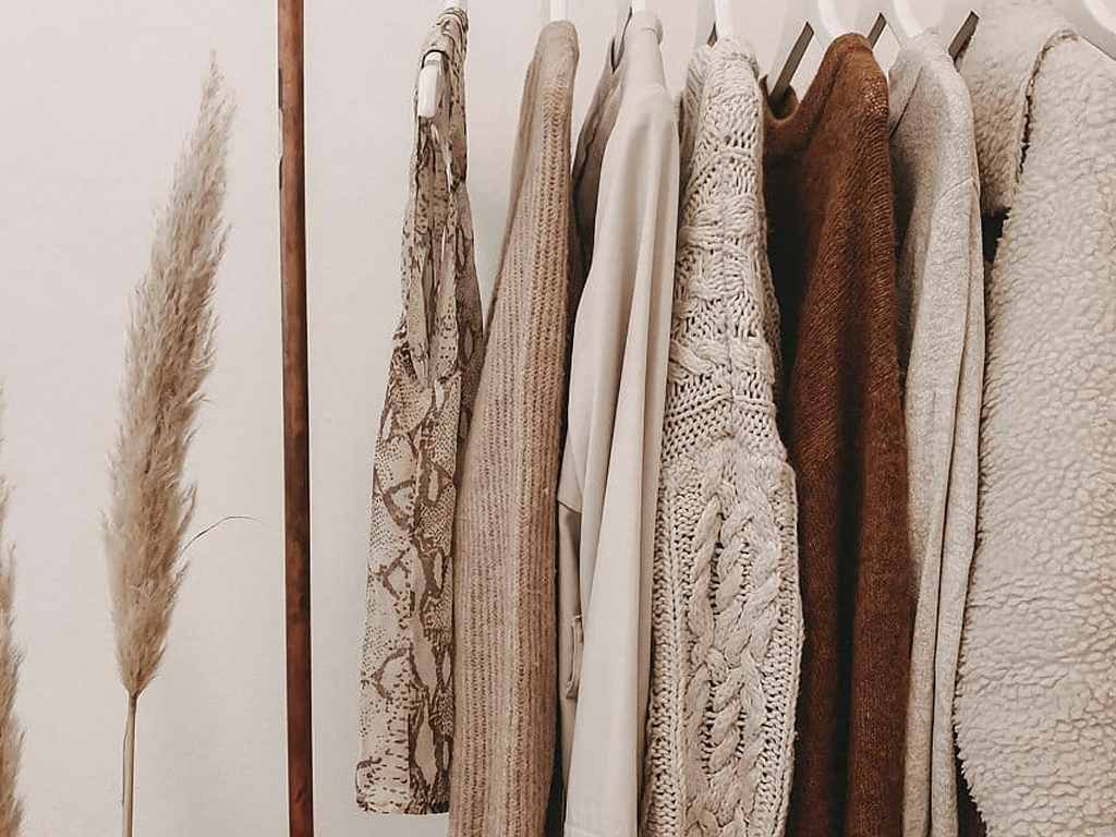 A moda, para ser mais sustentável, necessita respeitar um modelo de produção que não coloque o trabalhador em cenários de sobrecarga de trabalho. Clique na imagem e entenda mais sobre a relação da moda com a sustentabilidade!