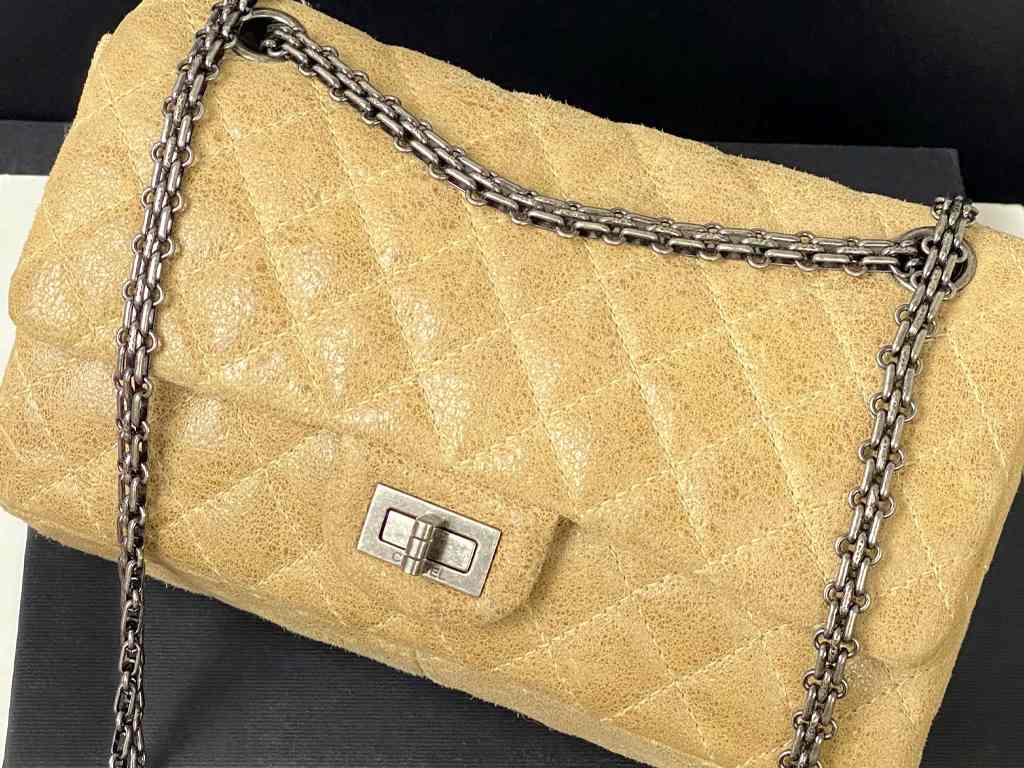 Bolsa Chanel Reissue. Clique na imagem e confira mais modelos da marca!