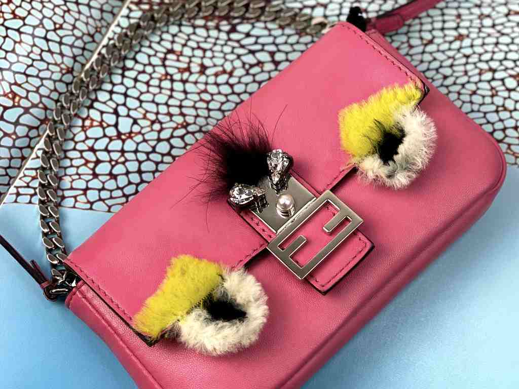 Bolsa Fendi Baguette. Clique na imagem e confira mais modelos da marca!