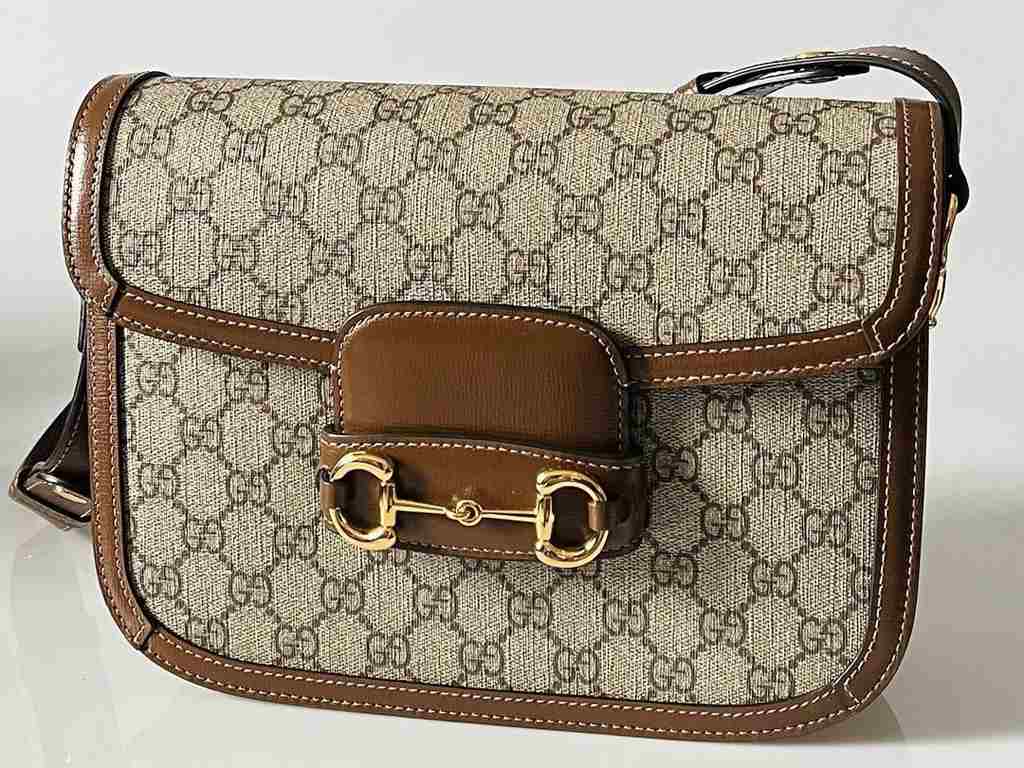 Bolsa Horsebit 1955. Clique na imagem e confira peças similares! (Foto: Reprodução/Instagram @pie_r_brandname).