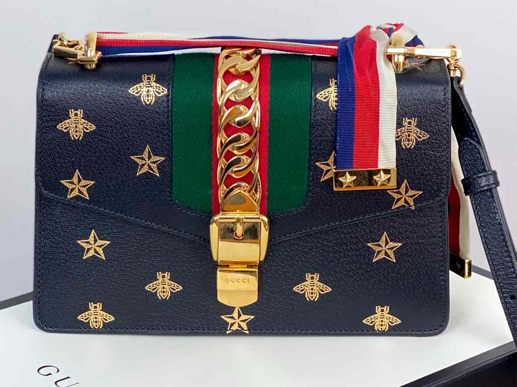 Bolsa Gucci Sylvie. Clique na imagem e confira mais opções de presente!