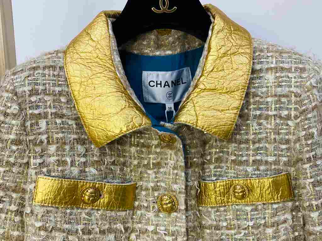 Casaco Chanel Etiqueta Única. Clique na imagem e confira mais peças da Black Friday!