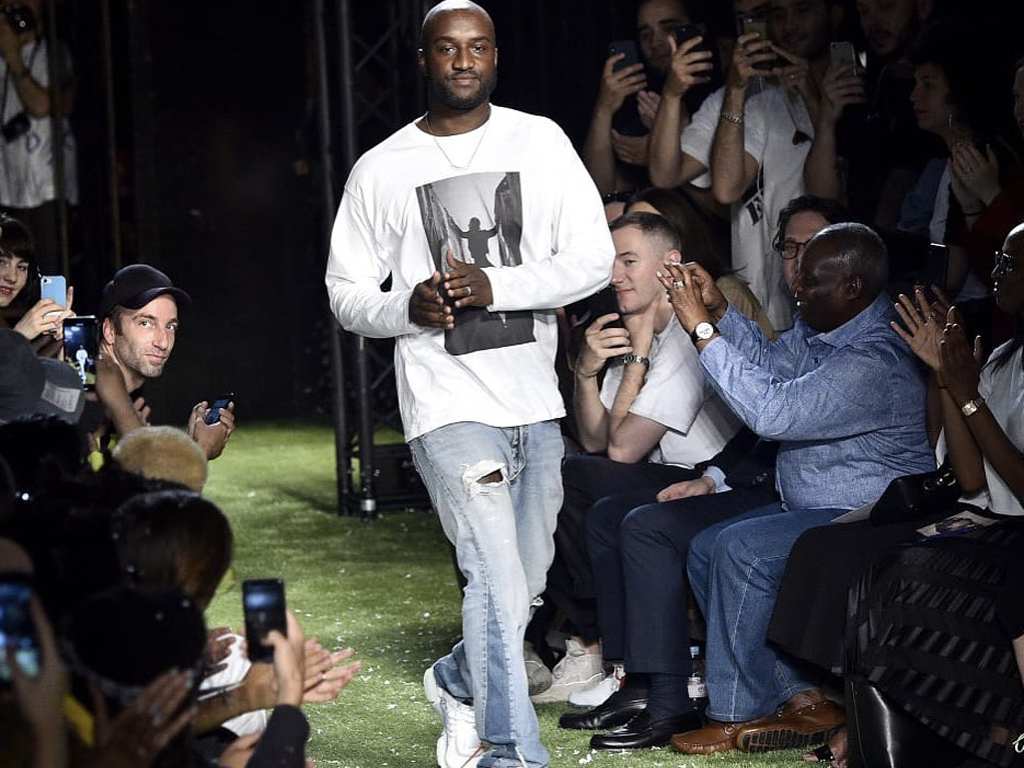 Virgil foi um dos principais responsáveis por colocar a cultura e estilo do streetwear dentro das marcas de luxo. Clique na imagem e confira mais criações do designer! (Foto: Reprodução/Instagram @fashionnetworkcom).