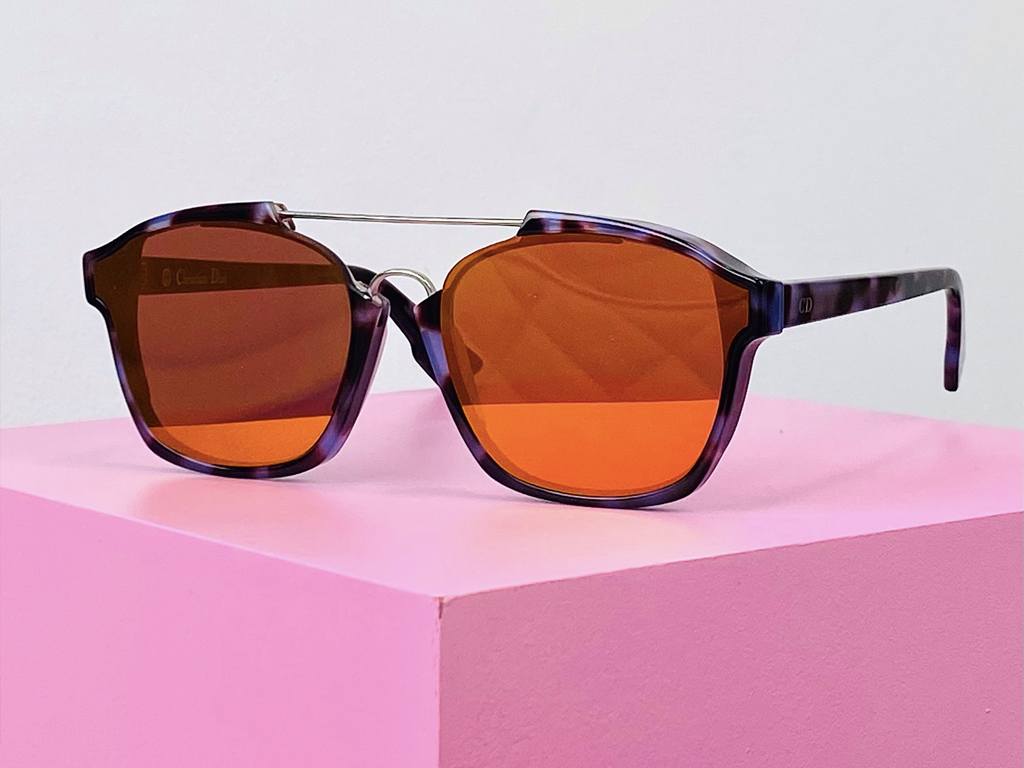 Óculos Christian Dior Etiqueta Única. Clique na imagem e confira mais peças da Black Friday!
