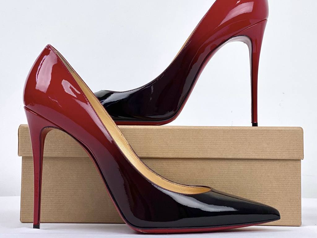 Sapato Christian Louboutin Etiqueta Única. Clique na imagem e confira mais peças da Black Friday!