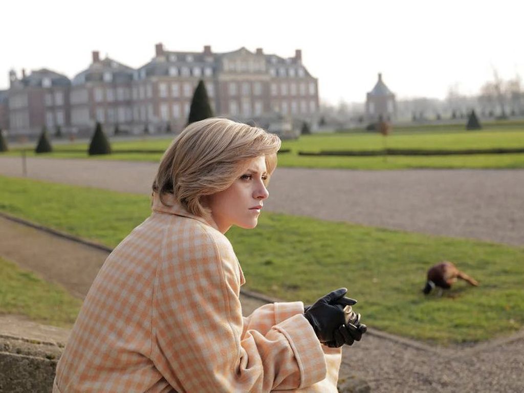 Kristen Stewart como a Princesa Diana em 'Spencer'. Clique na imagem e confira mais criações da marca! (Foto: Reprodução/Instagram @ashtalksmovies)
