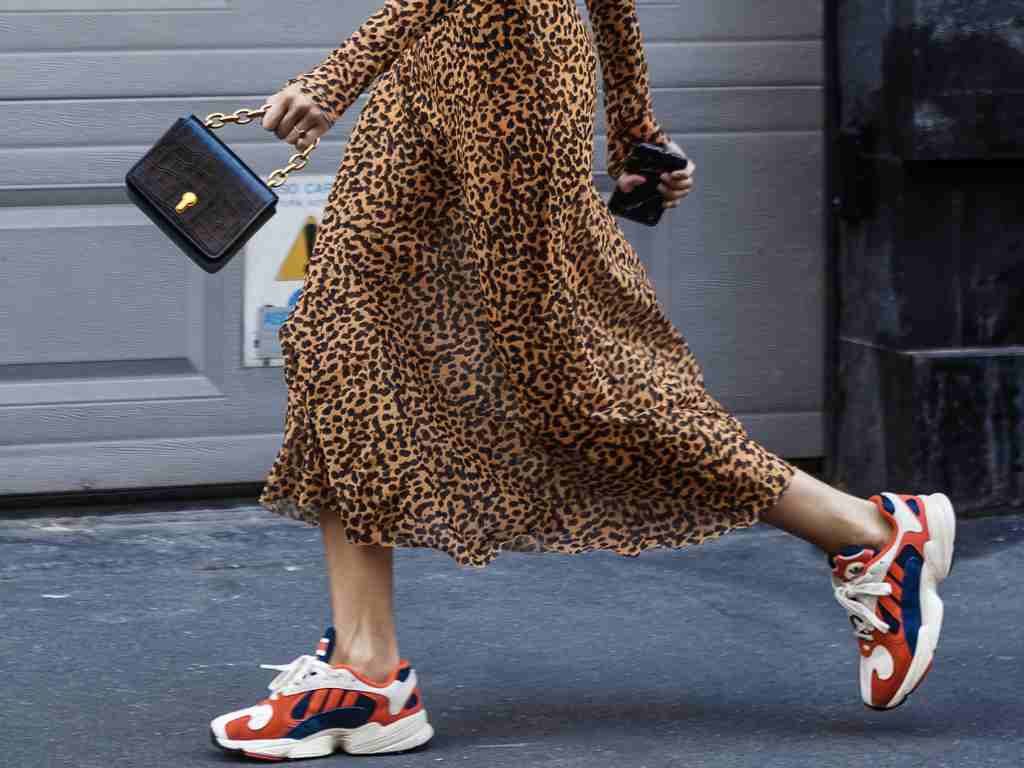 5 Sapatos para usar com vestido midi neste verão!