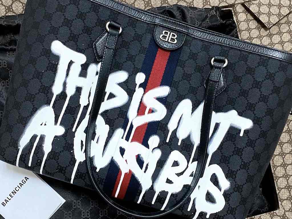 Detalhe bolsa do The Hacker Project. Clique na imagem e confira mais peças Gucci! (Foto: Reprodução/Instagram @ hyunisone.)