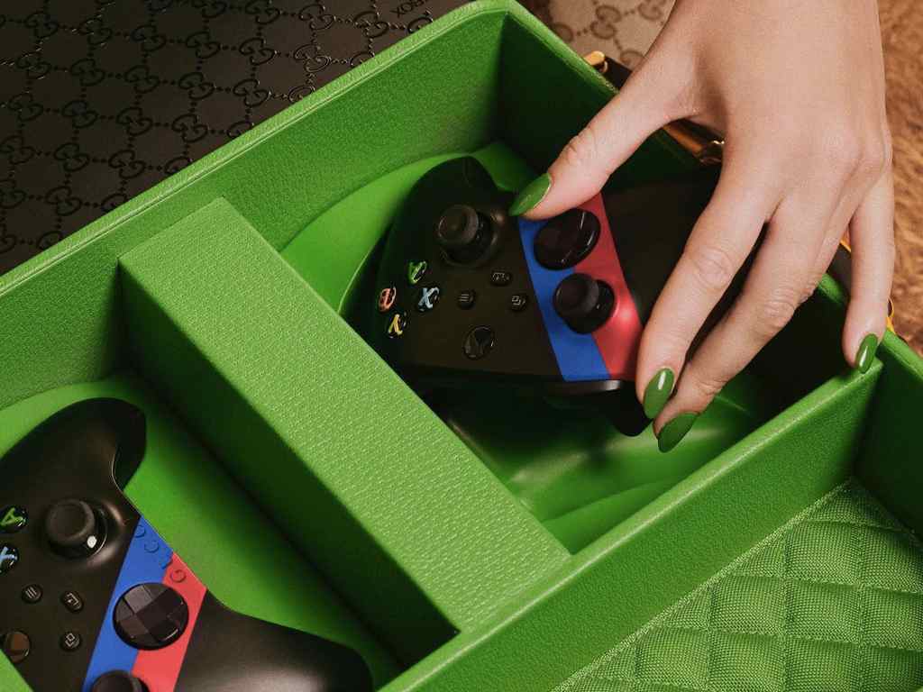 Detalhe do controle da parceria entre a Gucci e a Xbox. Clique na imagem e confira criações da maison italiana! (Foto: Reprodução/Instagram @xbox).