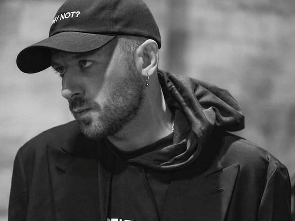 Estilista Demna Gvasalia. Clique na imagem e confira mais criações da Balenciaga! (Foto: Reprodução/Instagram @demnagram).