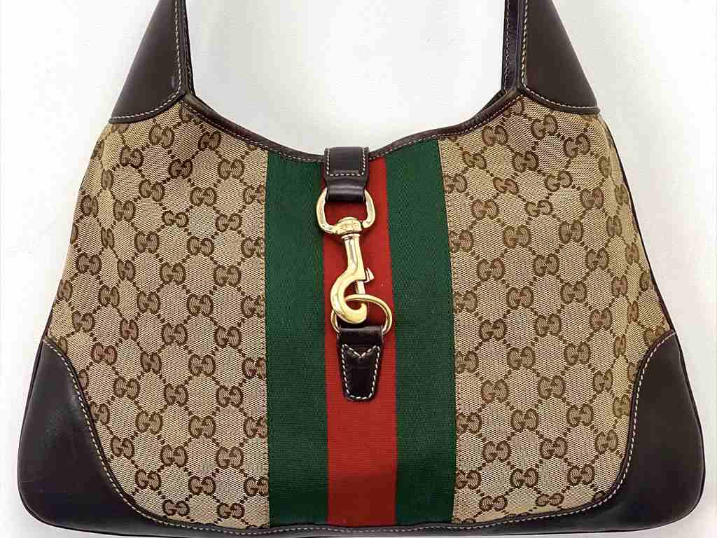 Bolsa Gucci Jackie. Clique na imagem e confira peças similares!