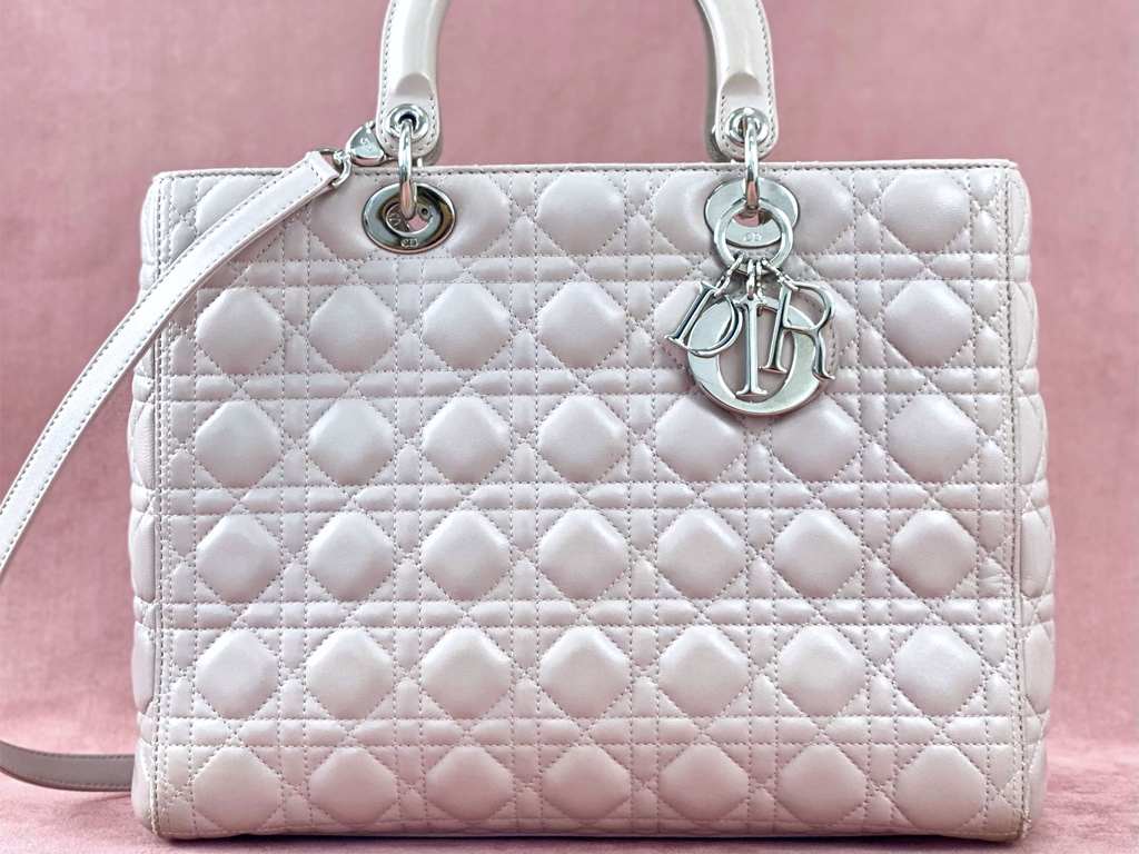 Bolsa Lady Dior. Clique na imagem e confira peças similares!