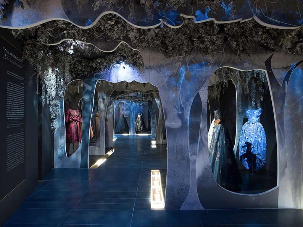 Detalhes da exposição no La Galerie Dior. Clique na imagem e confira criações Christian Dior! (Foto: Reprodução/Instagram @flairmagazin)