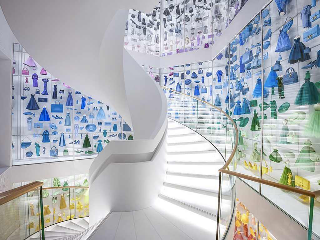 Escadaria do La Galerie Dior em Paris. Clique na imagem e confira criações Christian Dior! (Foto: Reprodução/Instagram @flairmagazin)