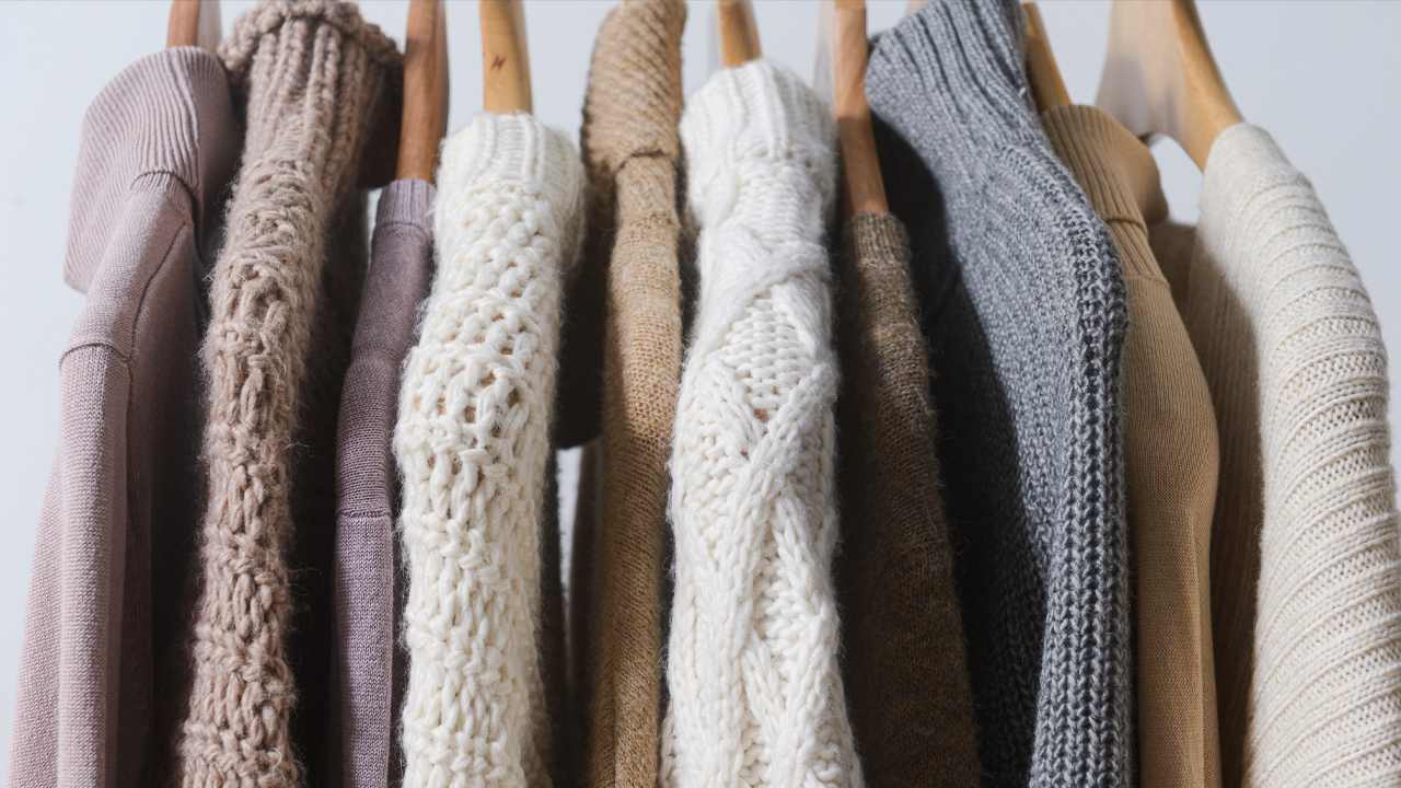 Adotar o guarda-roupa cápsula e vivenciar a redução do consumo é uma forma de seguir a moda sustentável.