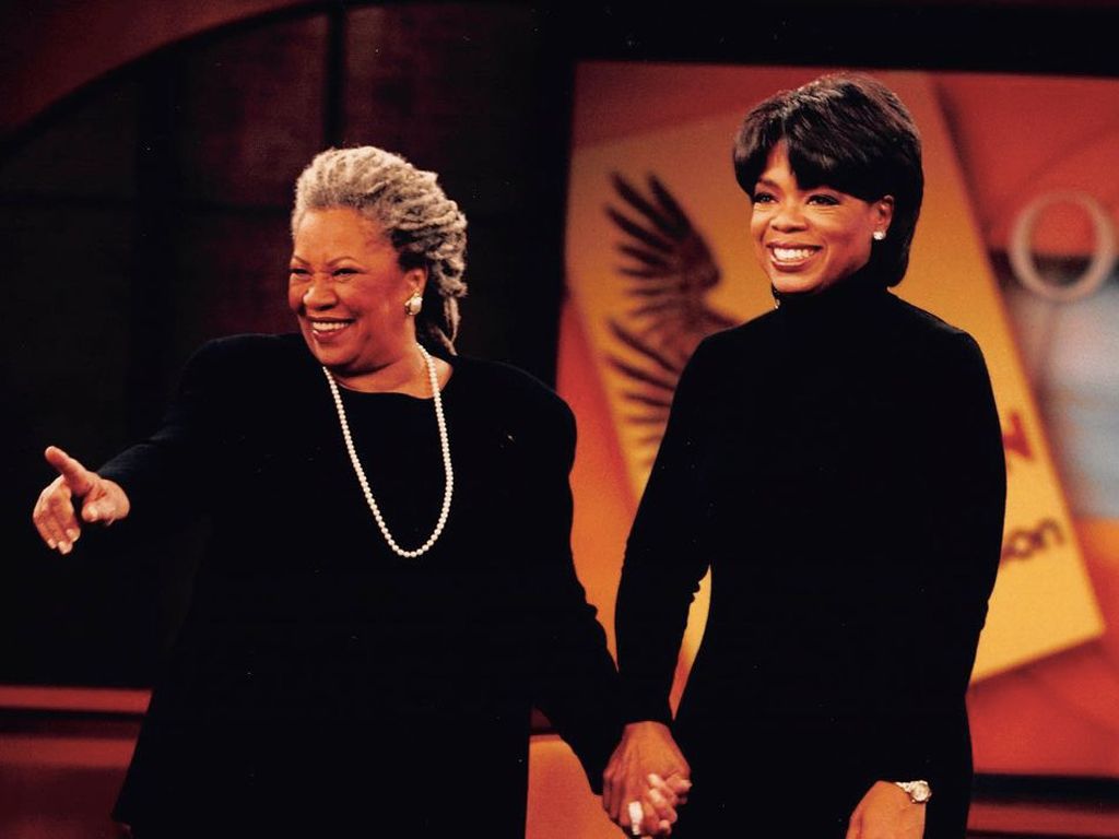 Oprah com a escritora Tori Morrison no Oprah Show. (Foto: Reprodução/Instagram @oprah)