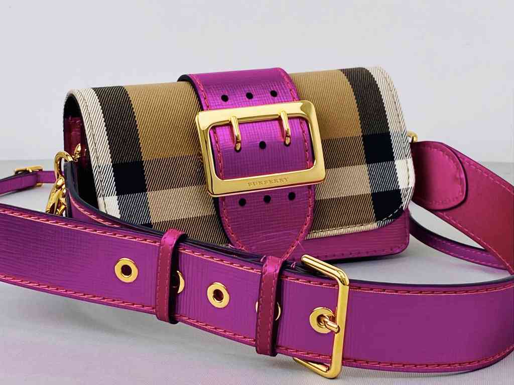 Bolsa Burberry. Clique na imagem e confira mais peças da marca!
