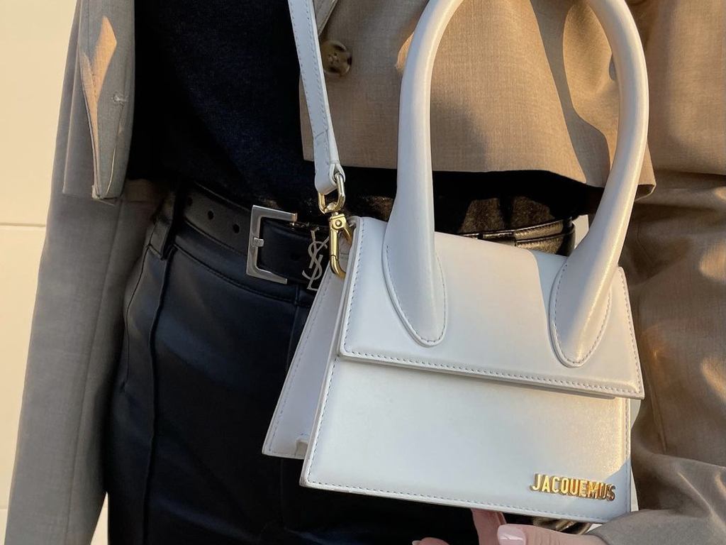 Bolsa Le Chiquito Jacquemus. Clique na imagem e confira mais peças da marca! (Foto: Reprodução/Instagram @giuliascanferlato)