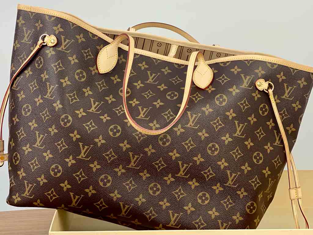 Bolsa Neverfull com estampa monograma clássico. Clique na imagem e confira mais modelos da marca!